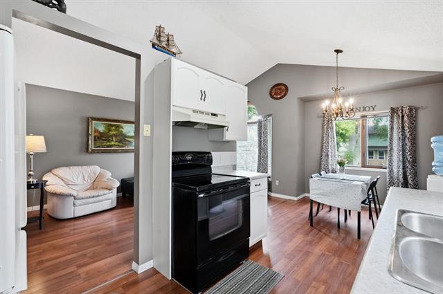 464 Springfield Rd, Winnipeg, MB - Indoor Photo Showing Kitchen With Double Sink