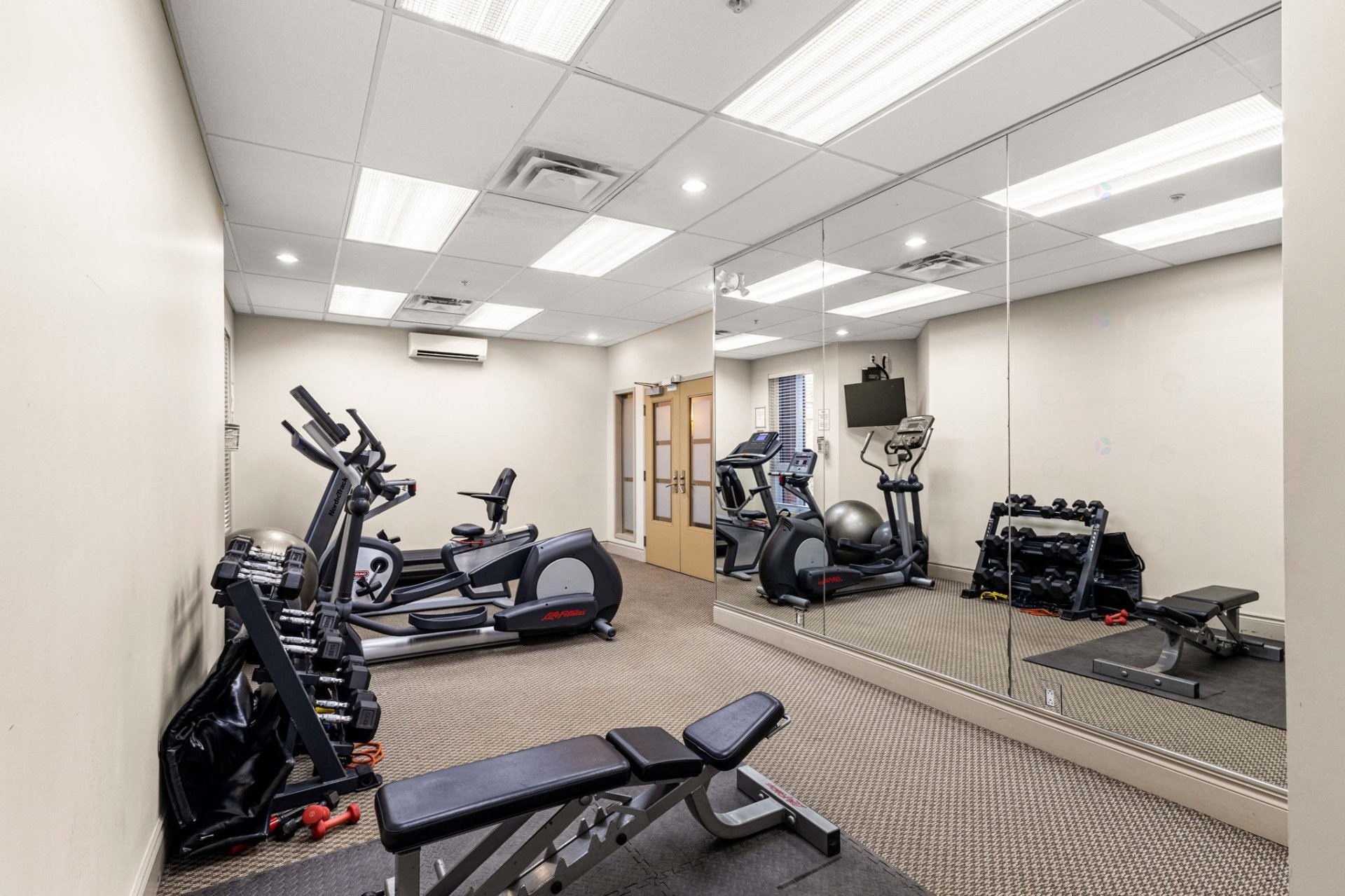 Exercise Room - 211-2 Place Des Jardins-Des-Vosges, Montréal (Verdun/Île-Des-Soeurs), QC - Indoor Photo Showing Gym Room
