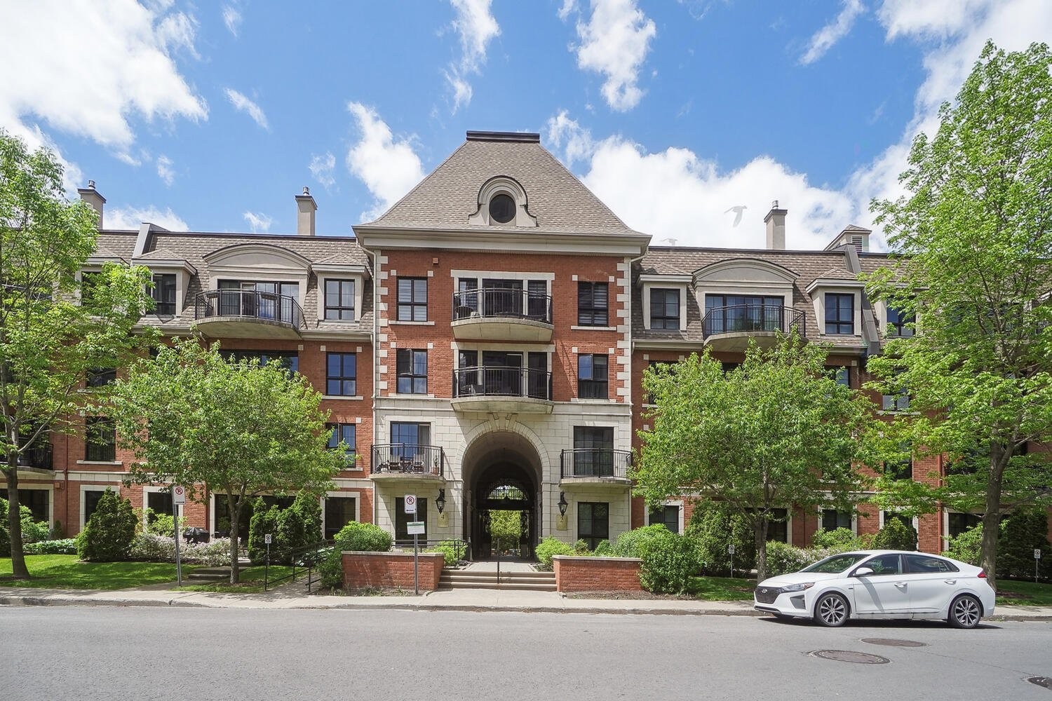Front of Structure - 211-2 Place Des Jardins-Des-Vosges, Montréal (Verdun/Île-Des-Soeurs), QC - Outdoor With Balcony With Facade