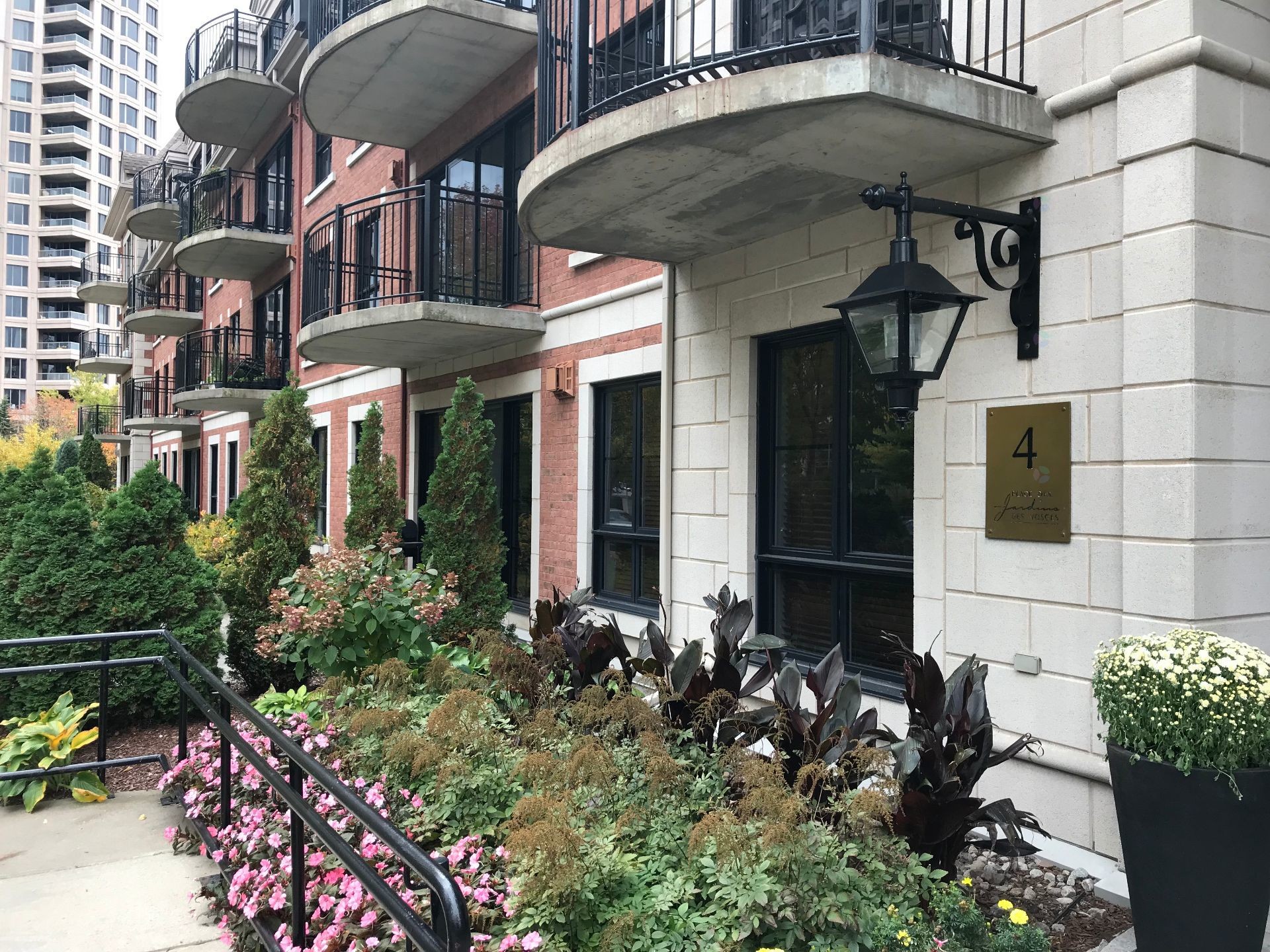 Front of Structure - 211-2 Place Des Jardins-Des-Vosges, Montréal (Verdun/Île-Des-Soeurs), QC - Outdoor With Balcony