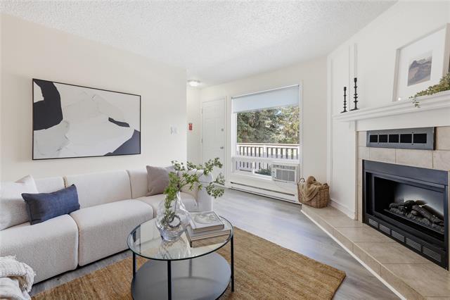 8-700 Blantyre Ave, Winnipeg, MB - Indoor Photo Showing Living Room With Fireplace