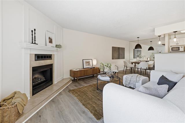 8-700 Blantyre Ave, Winnipeg, MB - Indoor Photo Showing Living Room With Fireplace