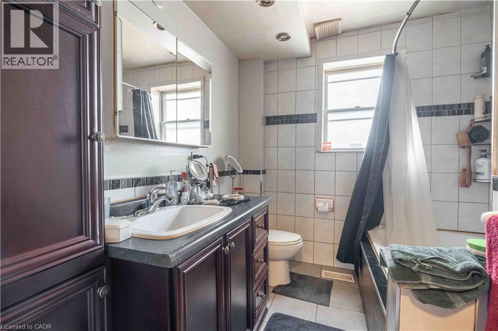 374 Upper Wentworth Street, Hamilton, ON - Indoor Photo Showing Bathroom