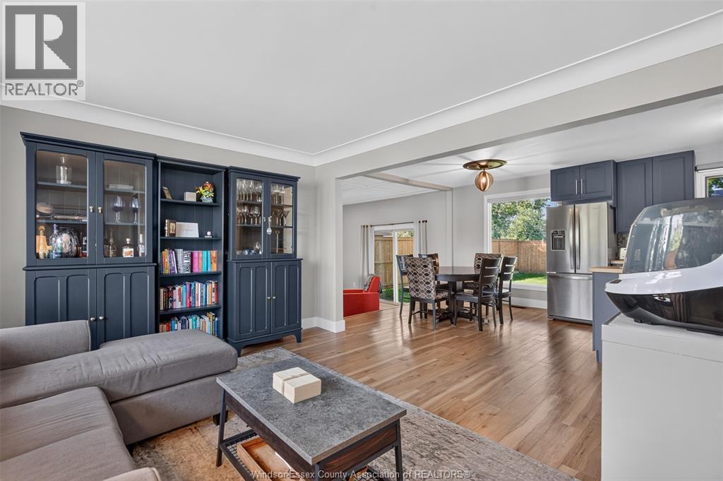 520 Front Road, Lasalle, ON - Indoor Photo Showing Living Room