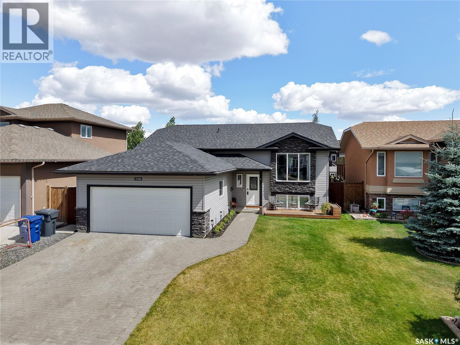 710 Redwood Crescent, Warman, SK - Outdoor With Facade