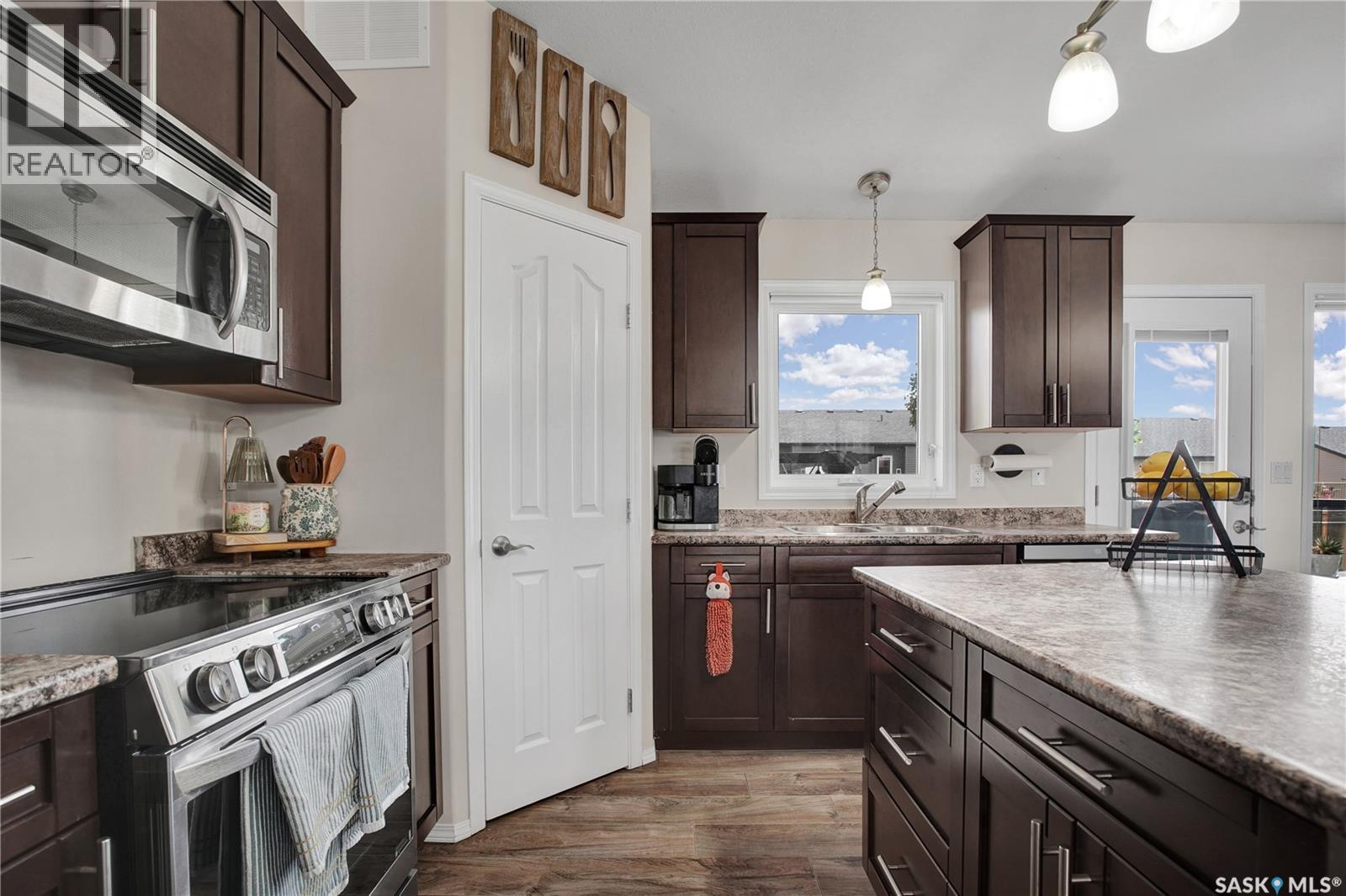 710 Redwood Crescent, Warman, SK - Indoor Photo Showing Kitchen