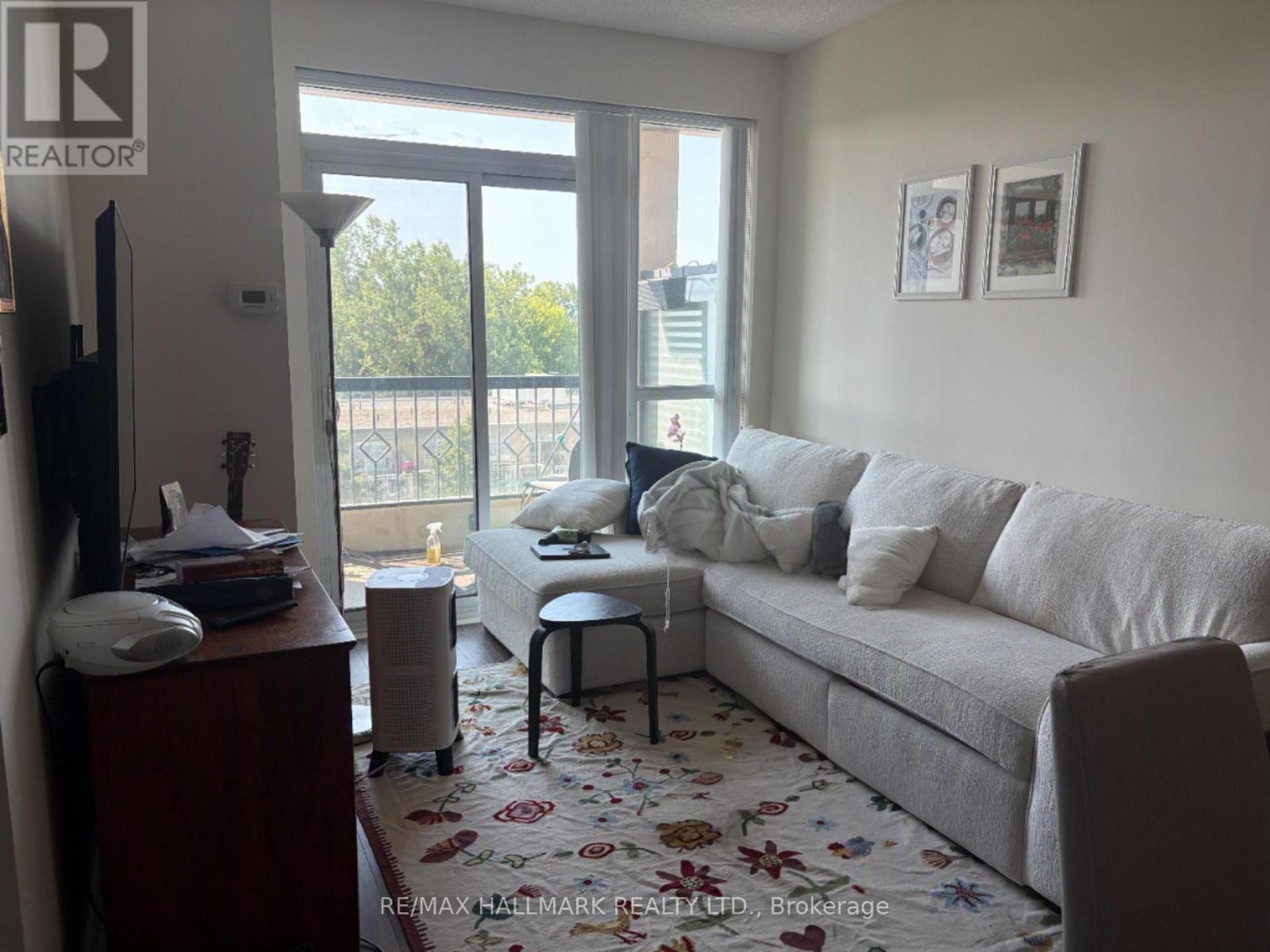 712 - 2 Old Mill Drive, Toronto, ON - Indoor Photo Showing Living Room