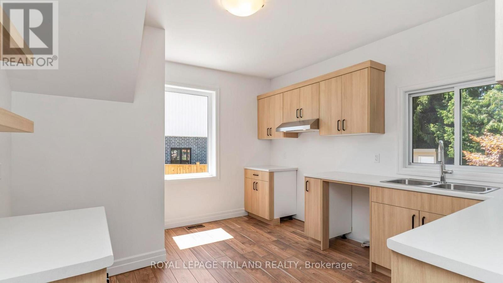 114 Fairview Avenue, St. Thomas, ON - Indoor Photo Showing Kitchen With Double Sink