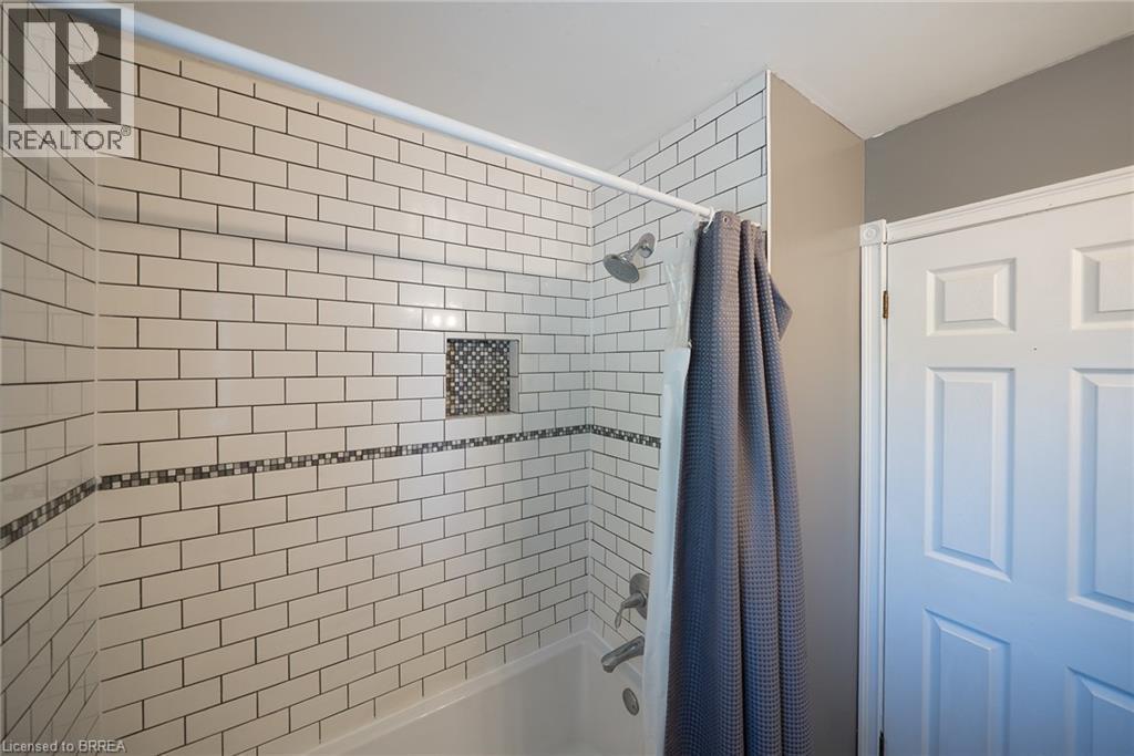 20 Hogarth Road, Brantford, ON - Indoor Photo Showing Bathroom