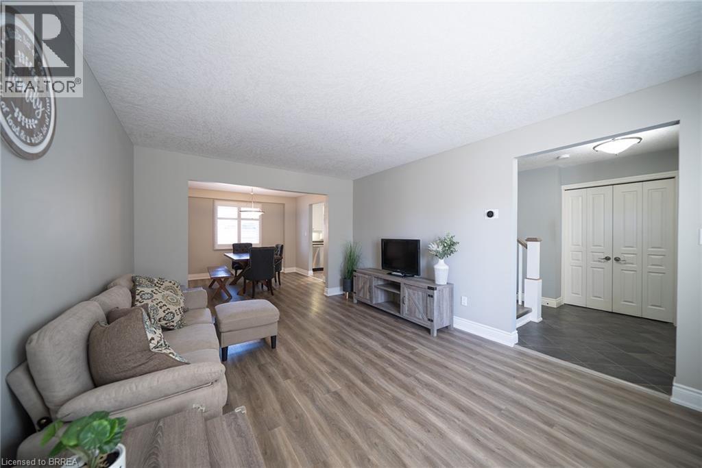 20 Hogarth Road, Brantford, ON - Indoor Photo Showing Living Room