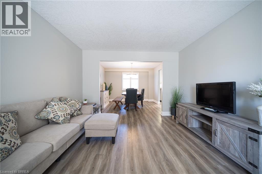 20 Hogarth Road, Brantford, ON - Indoor Photo Showing Living Room