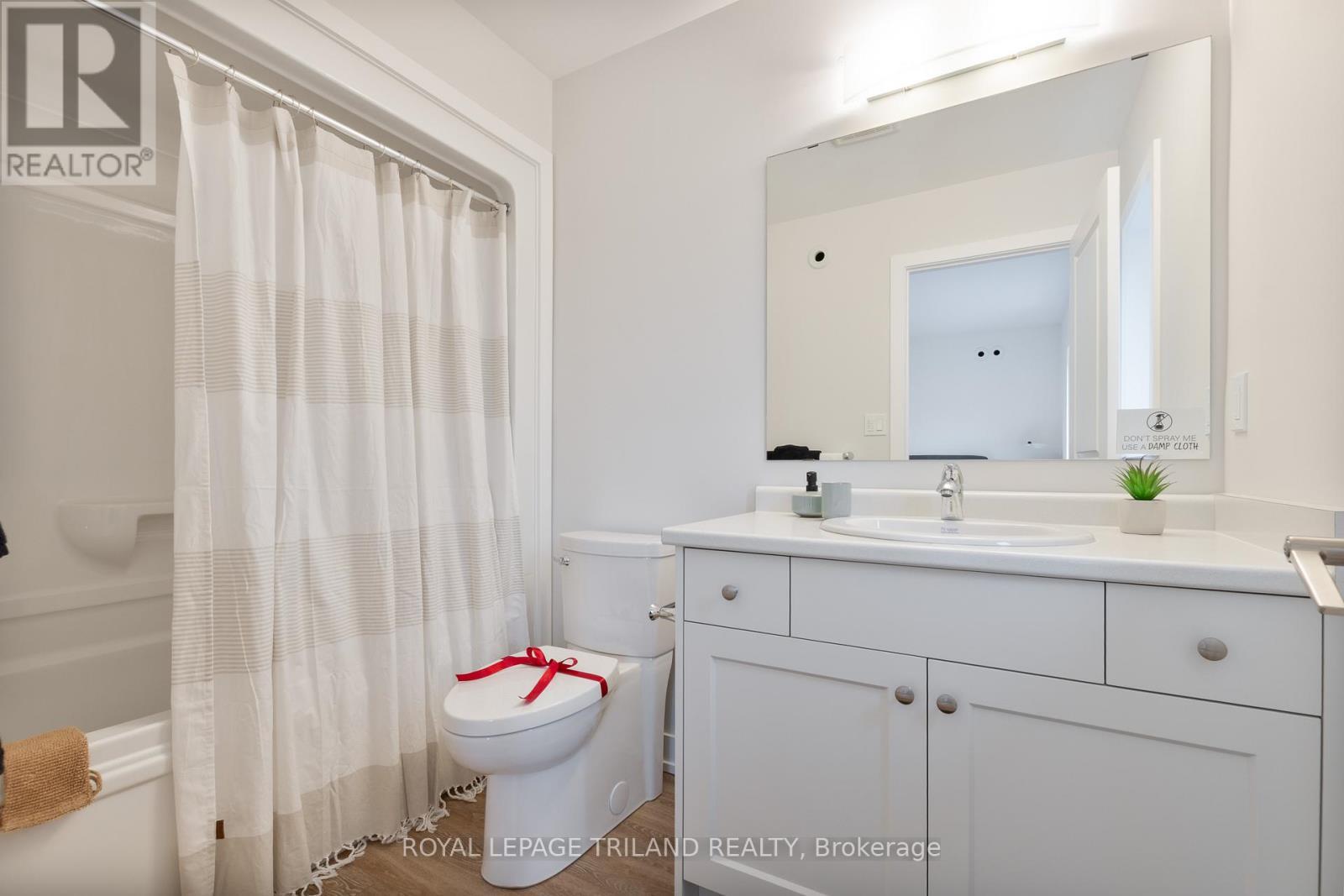 71 Harrow Lane, St. Thomas, ON - Indoor Photo Showing Bathroom