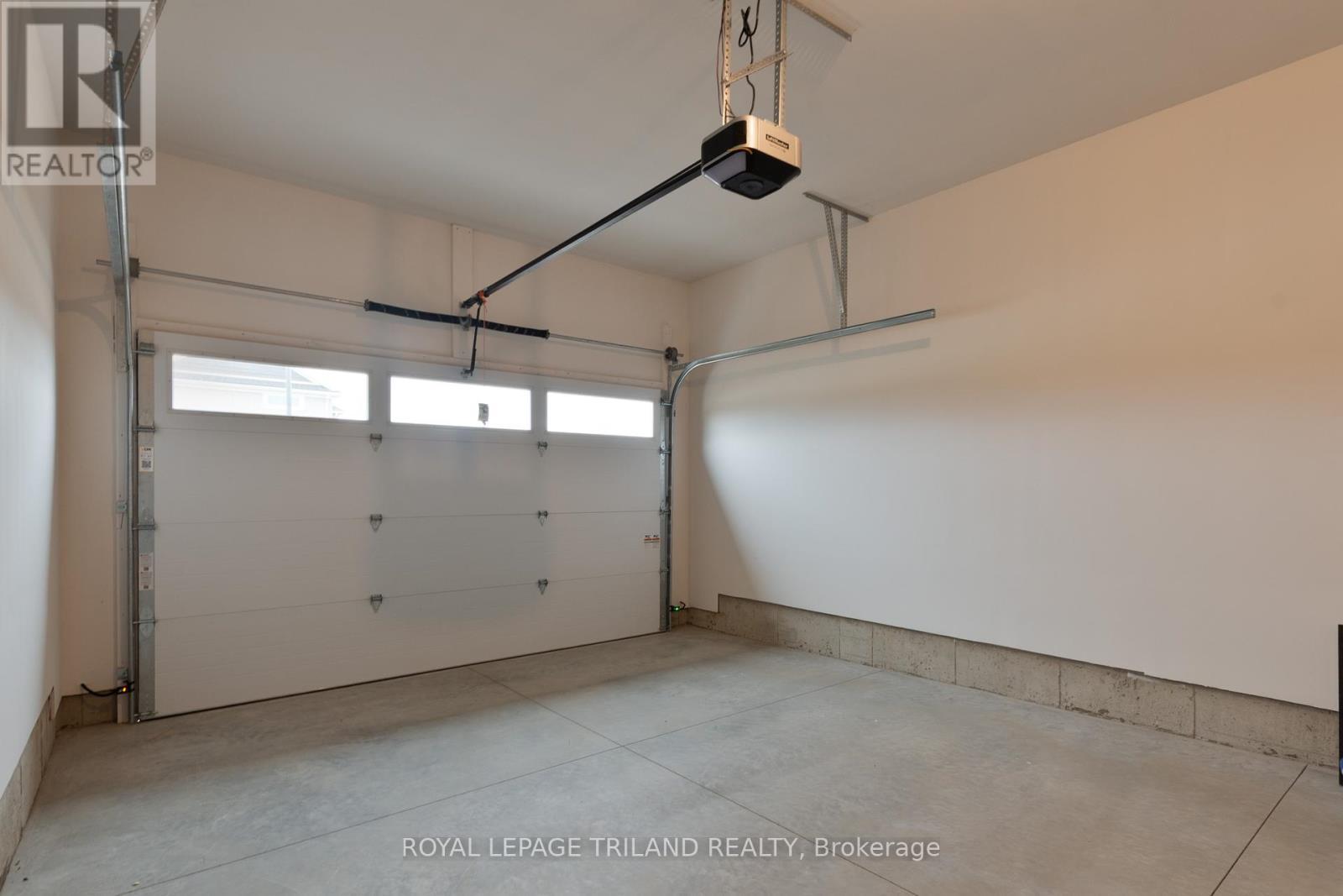 71 Harrow Lane, St. Thomas, ON - Indoor Photo Showing Garage