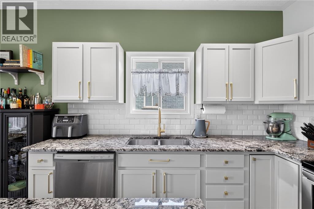 219 Shellard Lane Unit# 11, Brantford, ON - Indoor Photo Showing Kitchen With Double Sink With Upgraded Kitchen