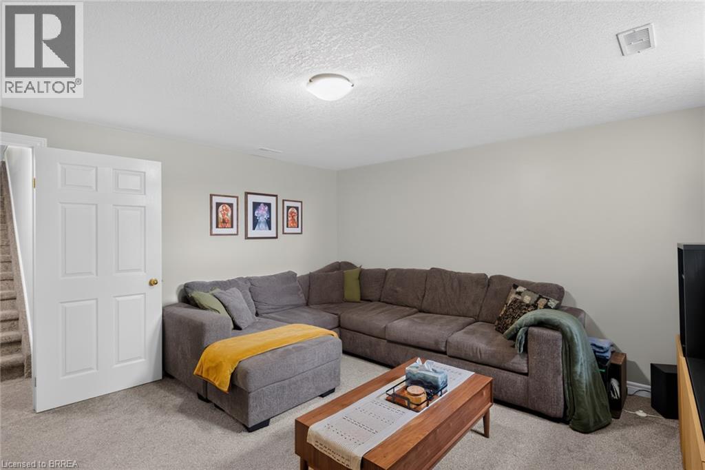 219 Shellard Lane Unit# 11, Brantford, ON - Indoor Photo Showing Living Room