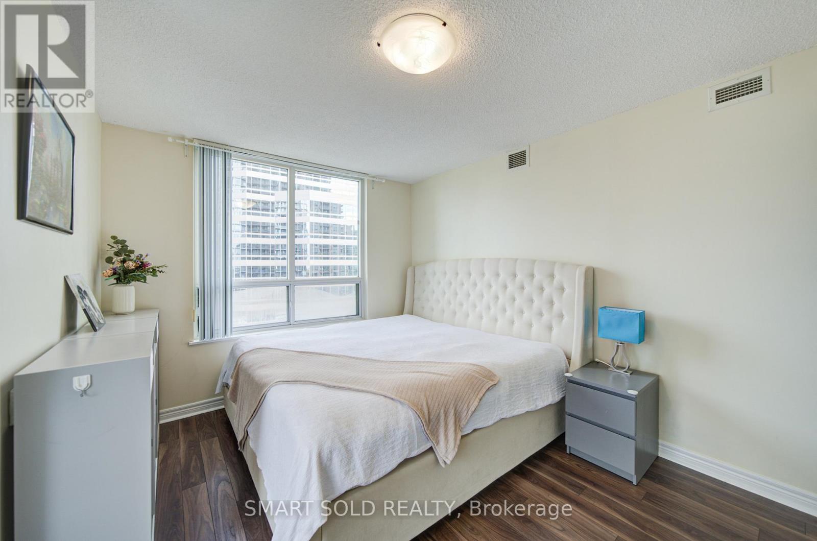1512 - 18 Parkview Avenue, Toronto, ON - Indoor Photo Showing Bedroom