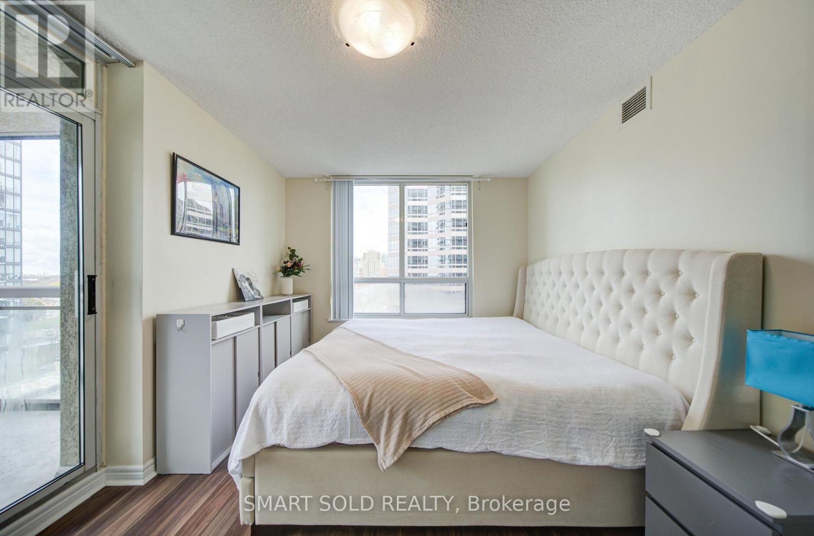 1512 - 18 Parkview Avenue, Toronto, ON - Indoor Photo Showing Bedroom