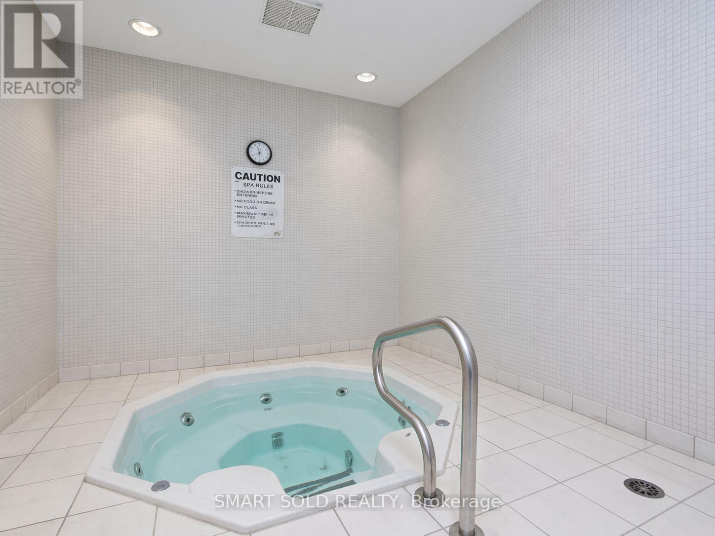 1512 - 18 Parkview Avenue, Toronto, ON - Indoor Photo Showing Other Room