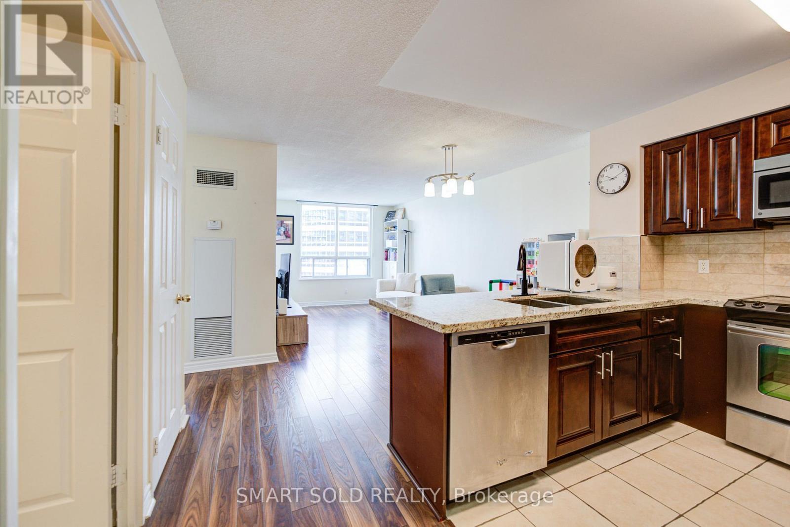 1512 - 18 Parkview Avenue, Toronto, ON - Indoor Photo Showing Kitchen With Double Sink