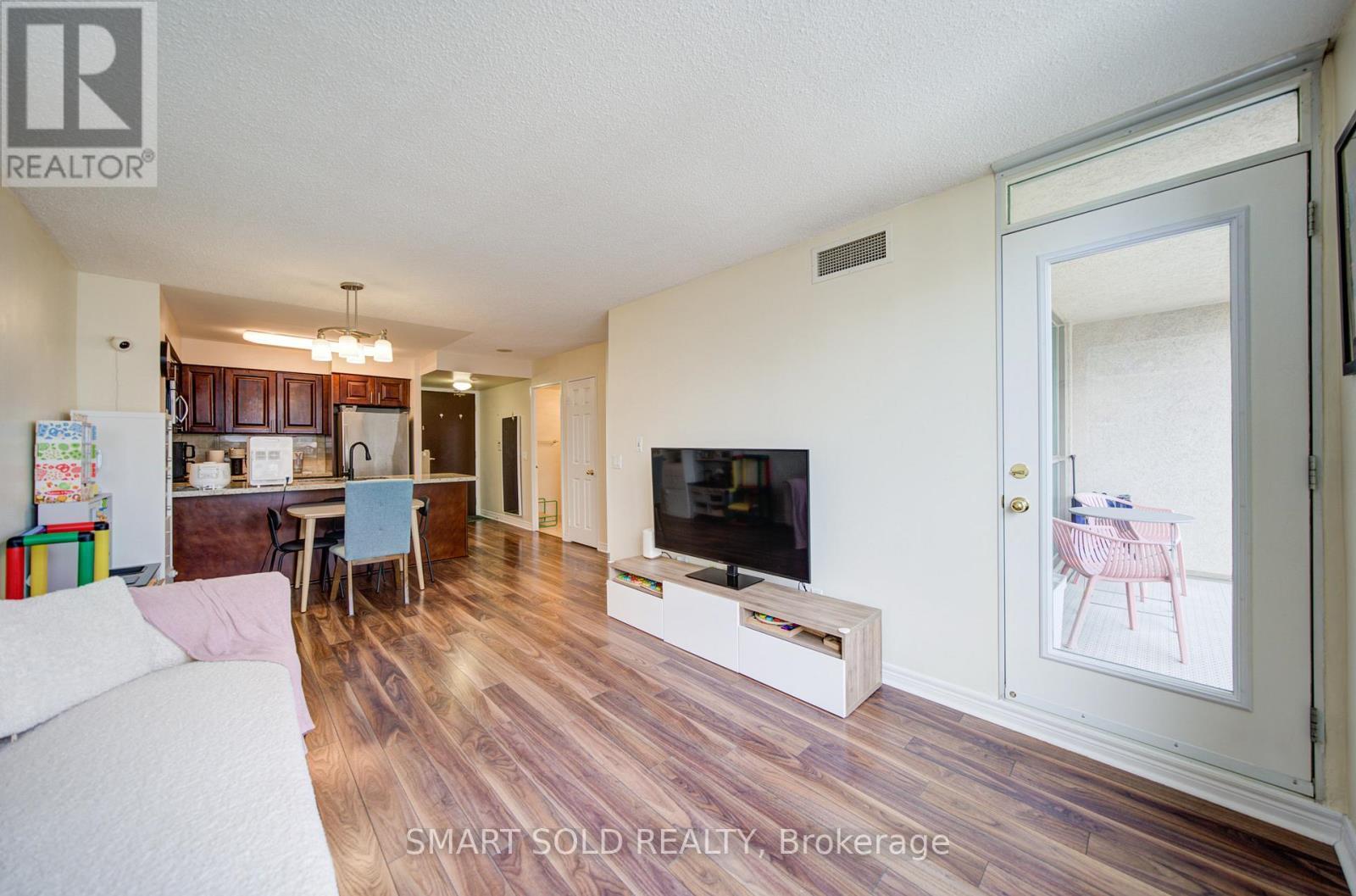 1512 - 18 Parkview Avenue, Toronto, ON - Indoor Photo Showing Living Room