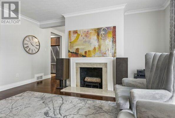 1603 Lincolnshire Boulevard, Mississauga, ON - Indoor Photo Showing Living Room With Fireplace