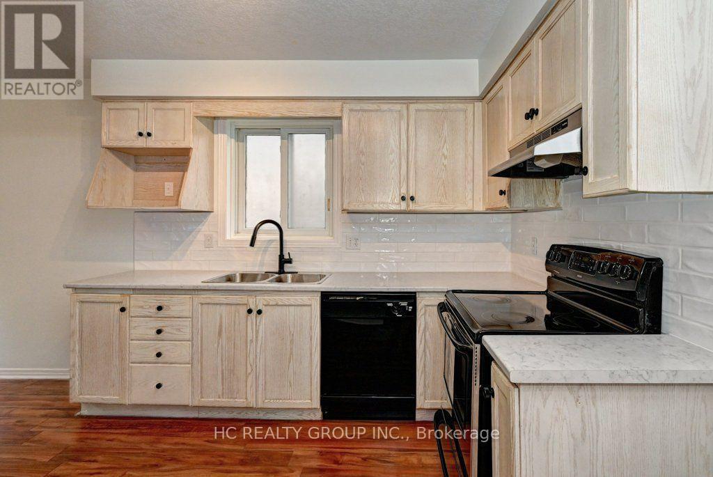 271 Resurrection Drive, Kitchener, ON - Indoor Photo Showing Kitchen With Double Sink