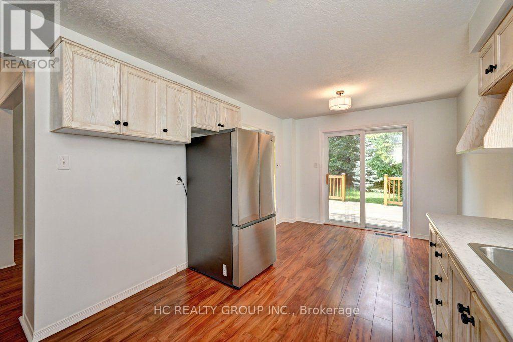 271 Resurrection Drive, Kitchener, ON - Indoor Photo Showing Kitchen