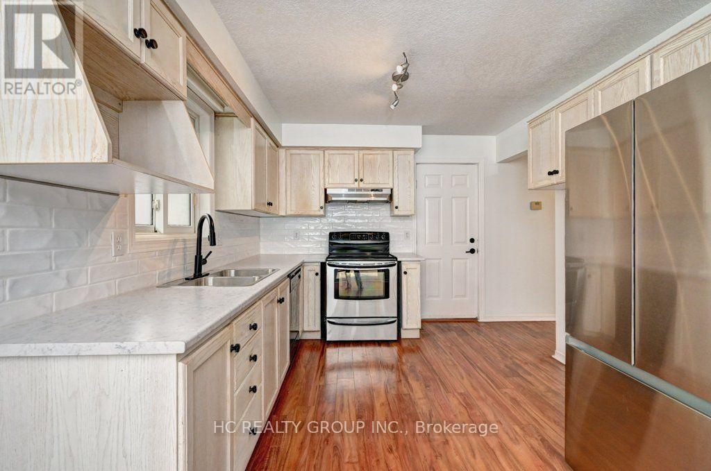 271 Resurrection Drive, Kitchener, ON - Indoor Photo Showing Kitchen With Double Sink