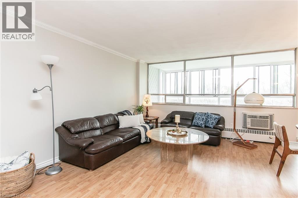 24 Midland Drive Unit# 402, Kitchener, ON - Indoor Photo Showing Living Room