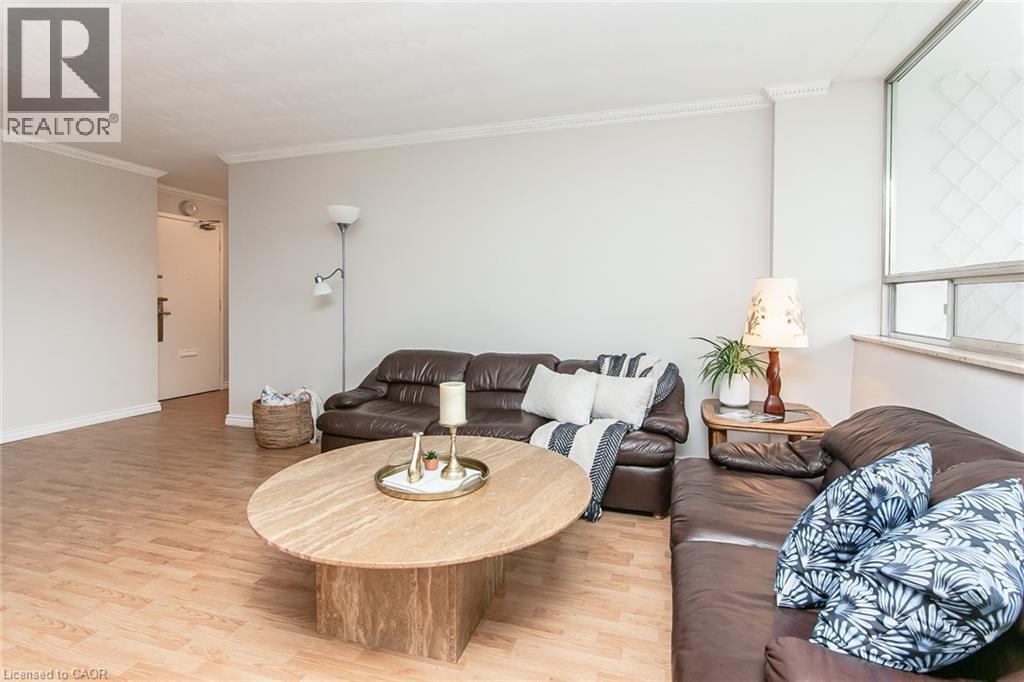 24 Midland Drive Unit# 402, Kitchener, ON - Indoor Photo Showing Living Room