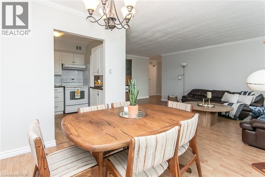 24 Midland Drive Unit# 402, Kitchener, ON - Indoor Photo Showing Dining Room