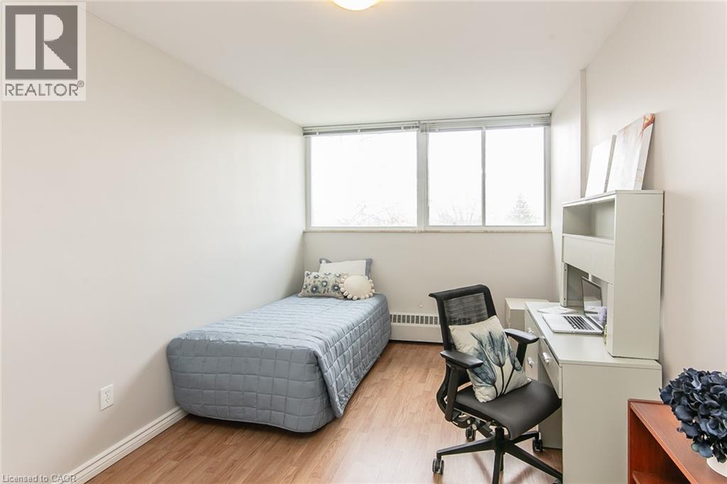 24 Midland Drive Unit# 402, Kitchener, ON - Indoor Photo Showing Bedroom