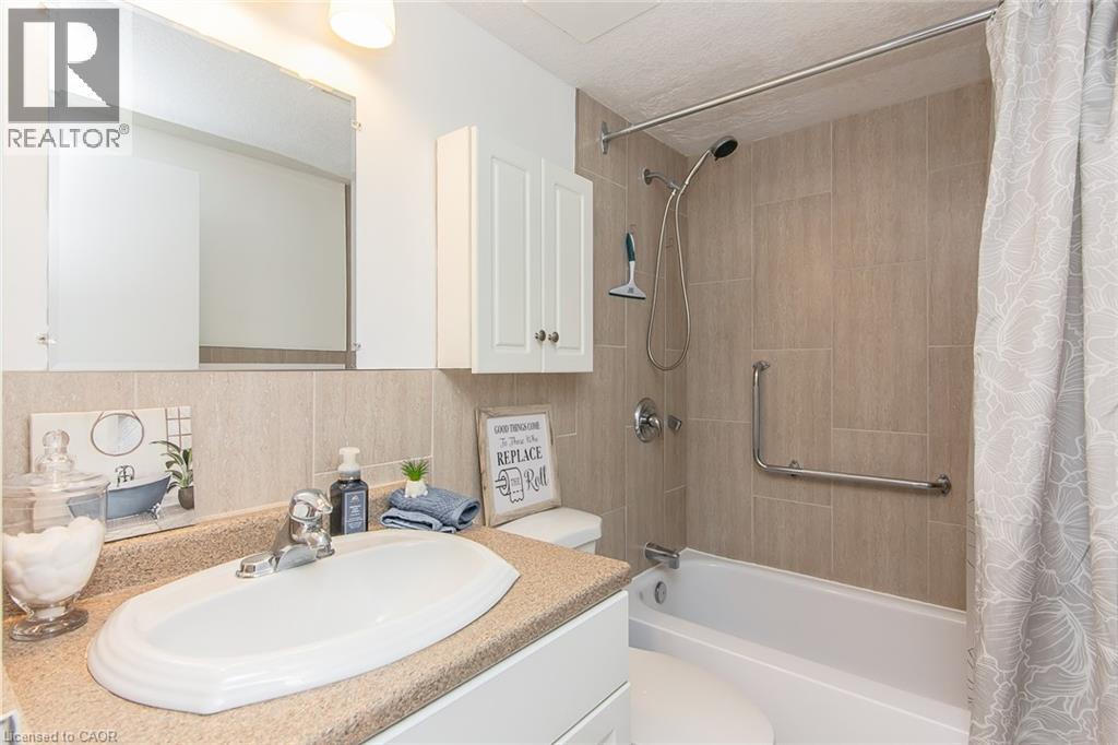 24 Midland Drive Unit# 402, Kitchener, ON - Indoor Photo Showing Bathroom