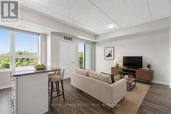 Walk out to balcony - 