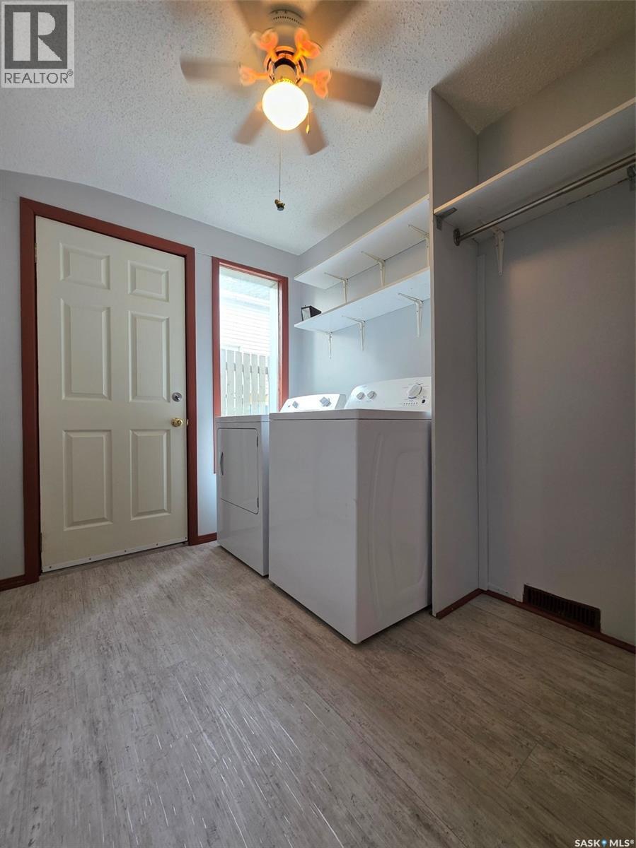 212 6Th Avenue Ne, Swift Current, SK - Indoor Photo Showing Laundry Room