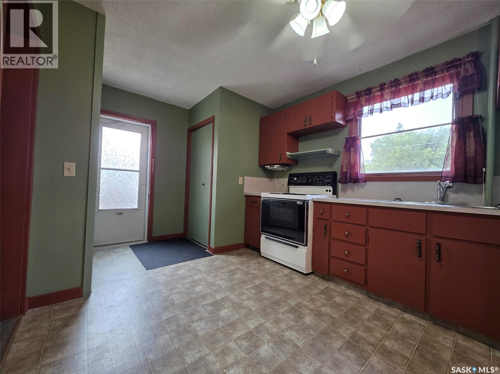 212 6Th Avenue Ne, Swift Current, SK - Indoor Photo Showing Kitchen