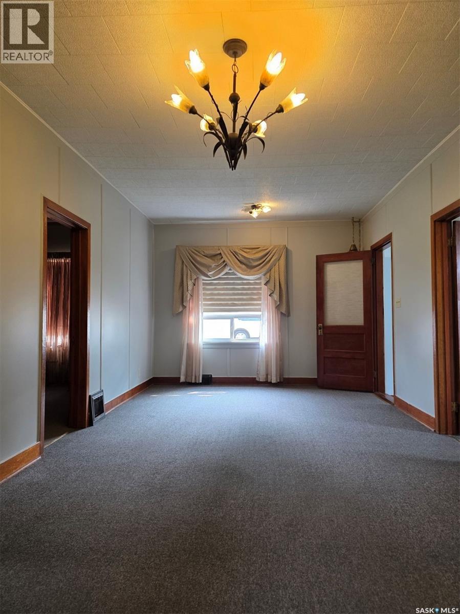 212 6Th Avenue Ne, Swift Current, SK - Indoor Photo Showing Other Room