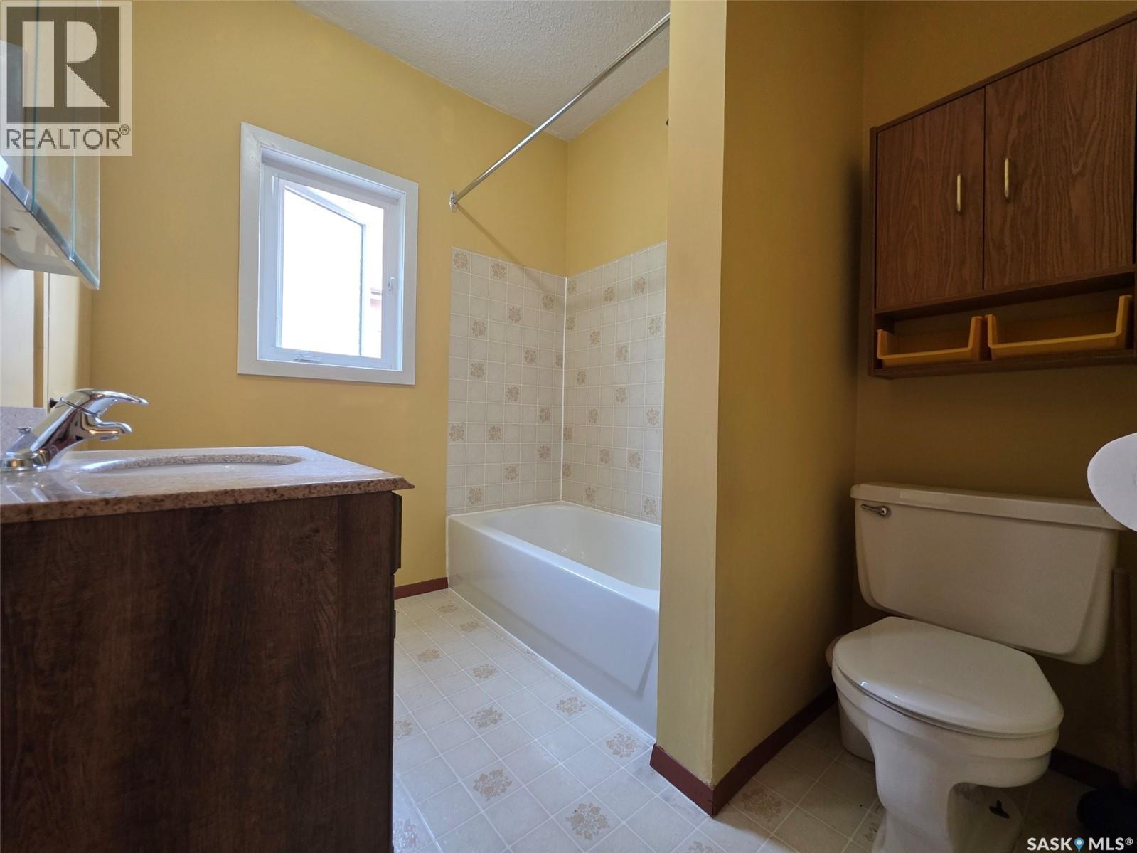 212 6Th Avenue Ne, Swift Current, SK - Indoor Photo Showing Bathroom