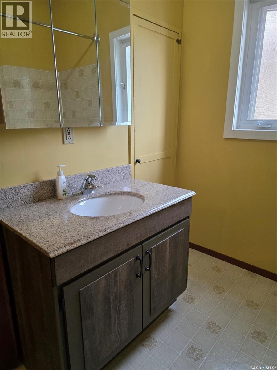212 6Th Avenue Ne, Swift Current, SK - Indoor Photo Showing Bathroom