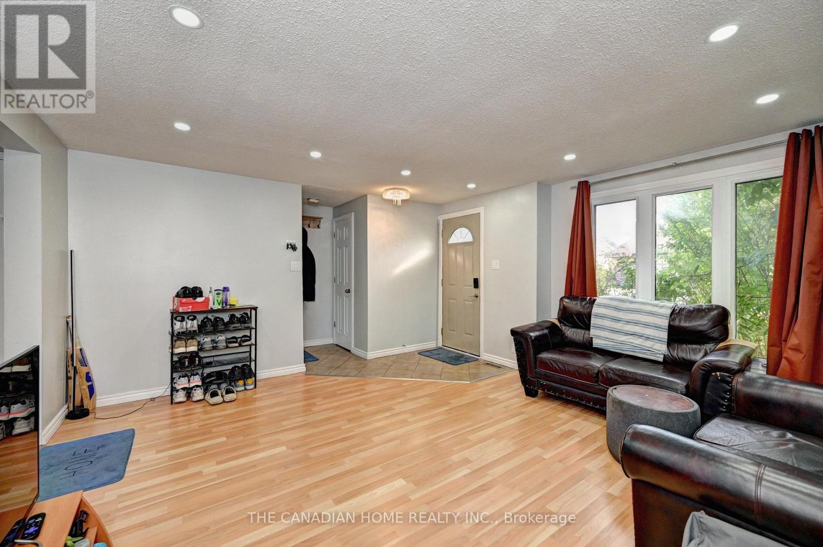 489 Strasburg Road, Kitchener, ON - Indoor Photo Showing Living Room