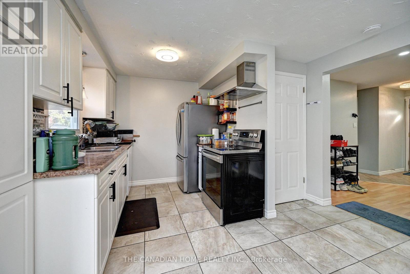489 Strasburg Road, Kitchener, ON - Indoor Photo Showing Kitchen With Double Sink