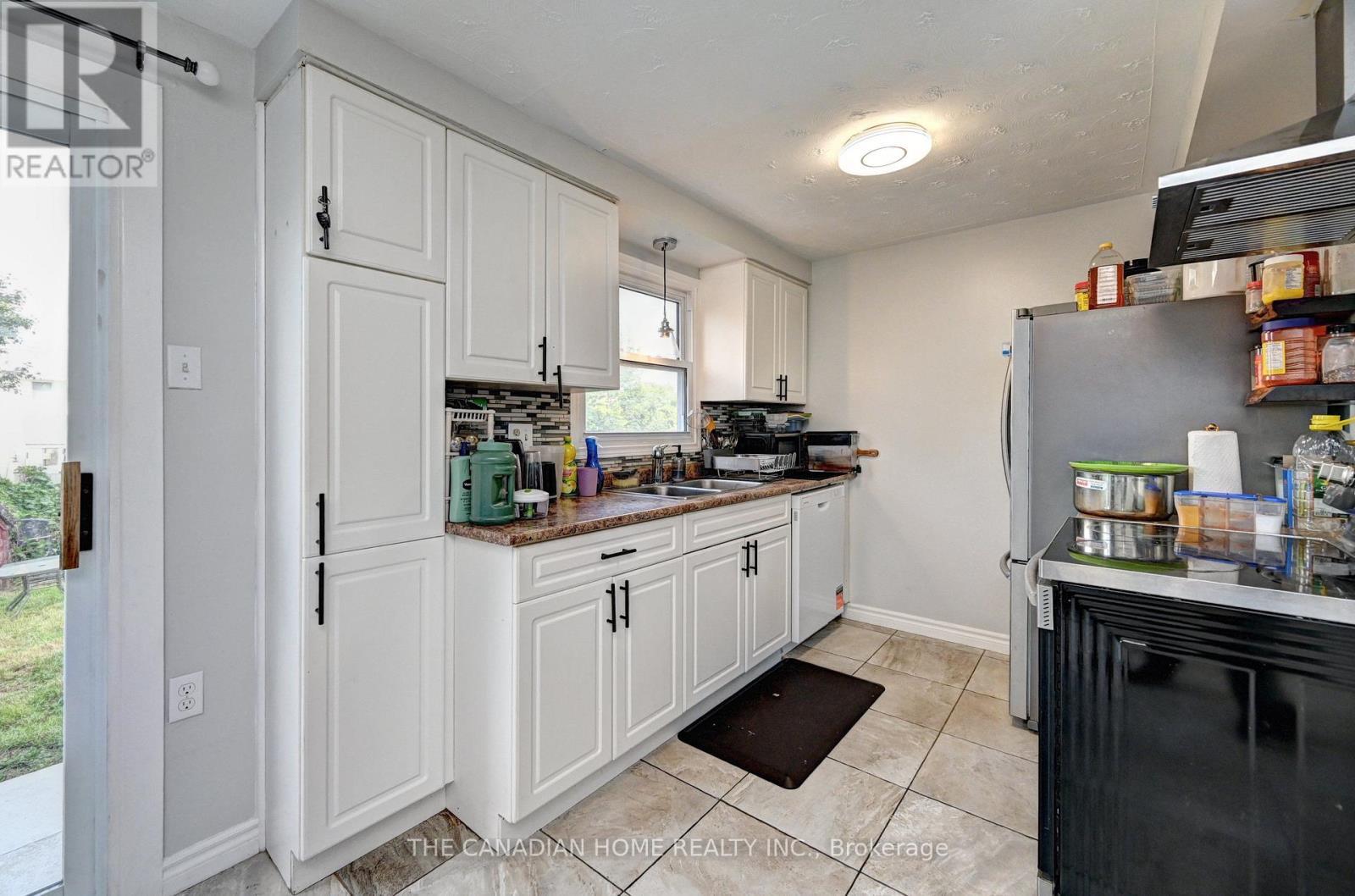 489 Strasburg Road, Kitchener, ON - Indoor Photo Showing Kitchen With Double Sink