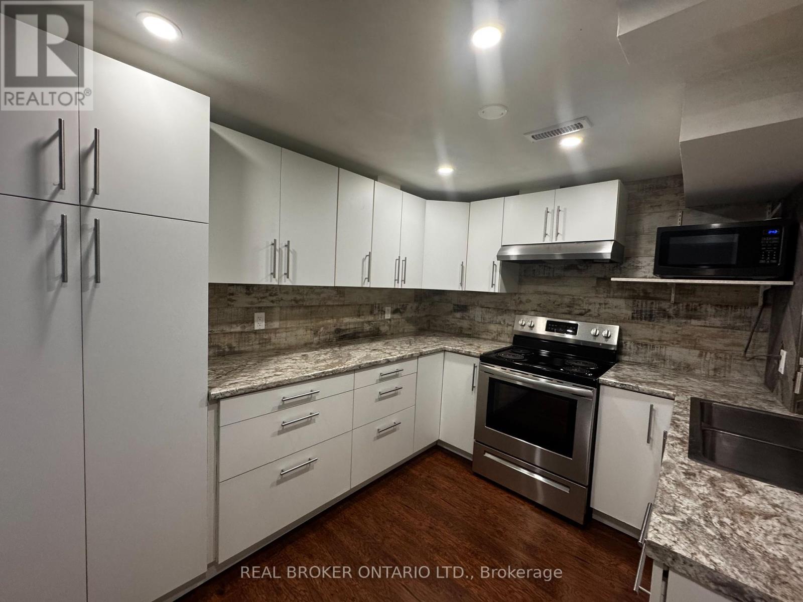 A - 34 Engel Crescent, Barrie, ON - Indoor Photo Showing Kitchen With Upgraded Kitchen