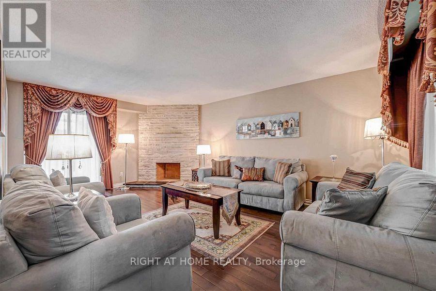 4326 Bridlepath Trail, Mississauga, ON - Indoor Photo Showing Living Room