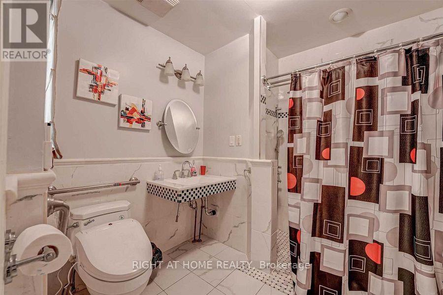 4326 Bridlepath Trail, Mississauga, ON - Indoor Photo Showing Bathroom