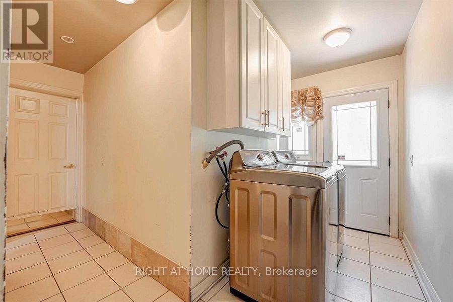 4326 Bridlepath Trail, Mississauga, ON - Indoor Photo Showing Laundry Room