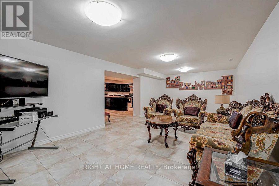 4326 Bridlepath Trail, Mississauga, ON - Indoor Photo Showing Living Room