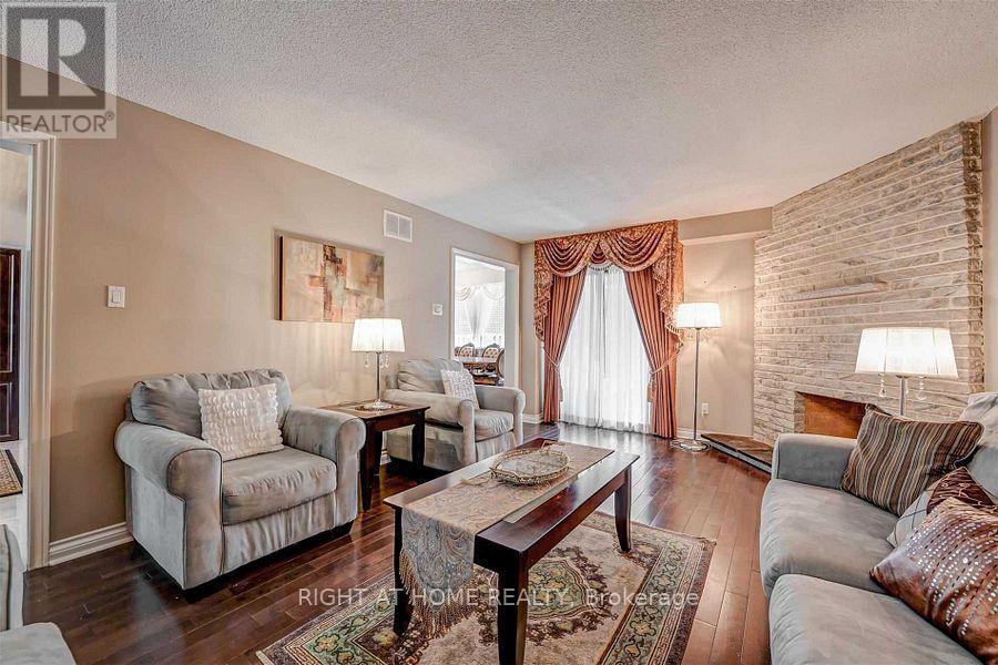 4326 Bridlepath Trail, Mississauga, ON - Indoor Photo Showing Living Room