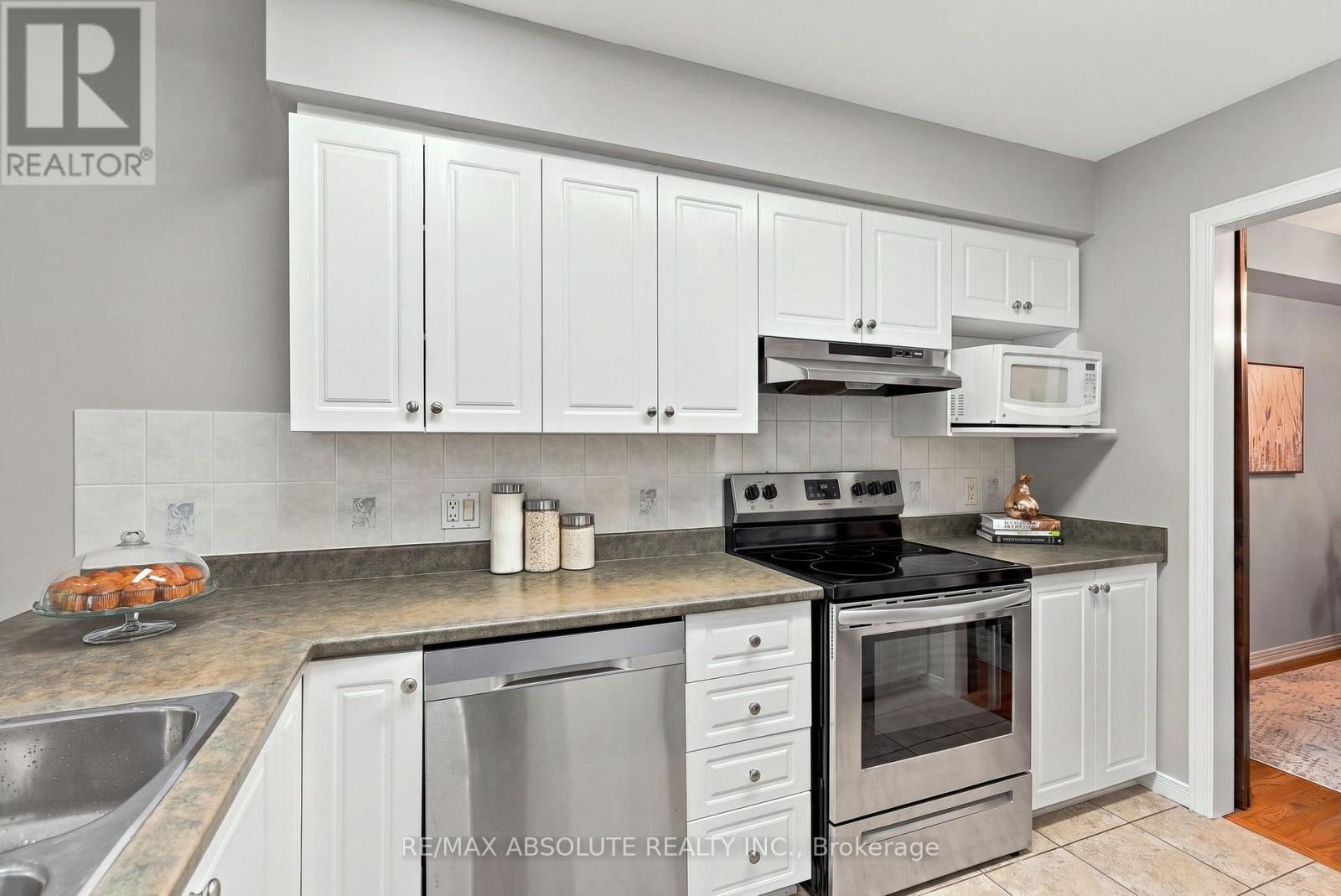 26 Milner Downs Crescent, Ottawa, ON - Indoor Photo Showing Kitchen