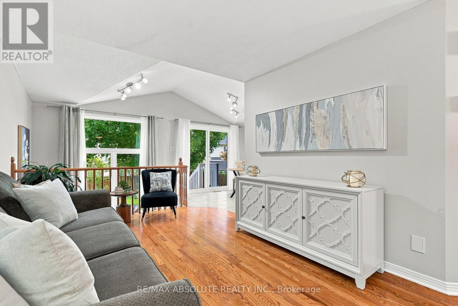 26 Milner Downs Crescent, Ottawa, ON - Indoor Photo Showing Living Room